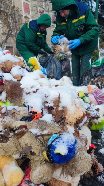 У Харкові прибрали іграшки від пам'ятника загиблим від рук рашистів дітям